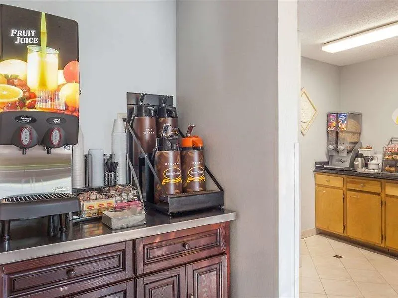 Super 8 By Wyndham Charlotte/Amusement Park Area Hotell
