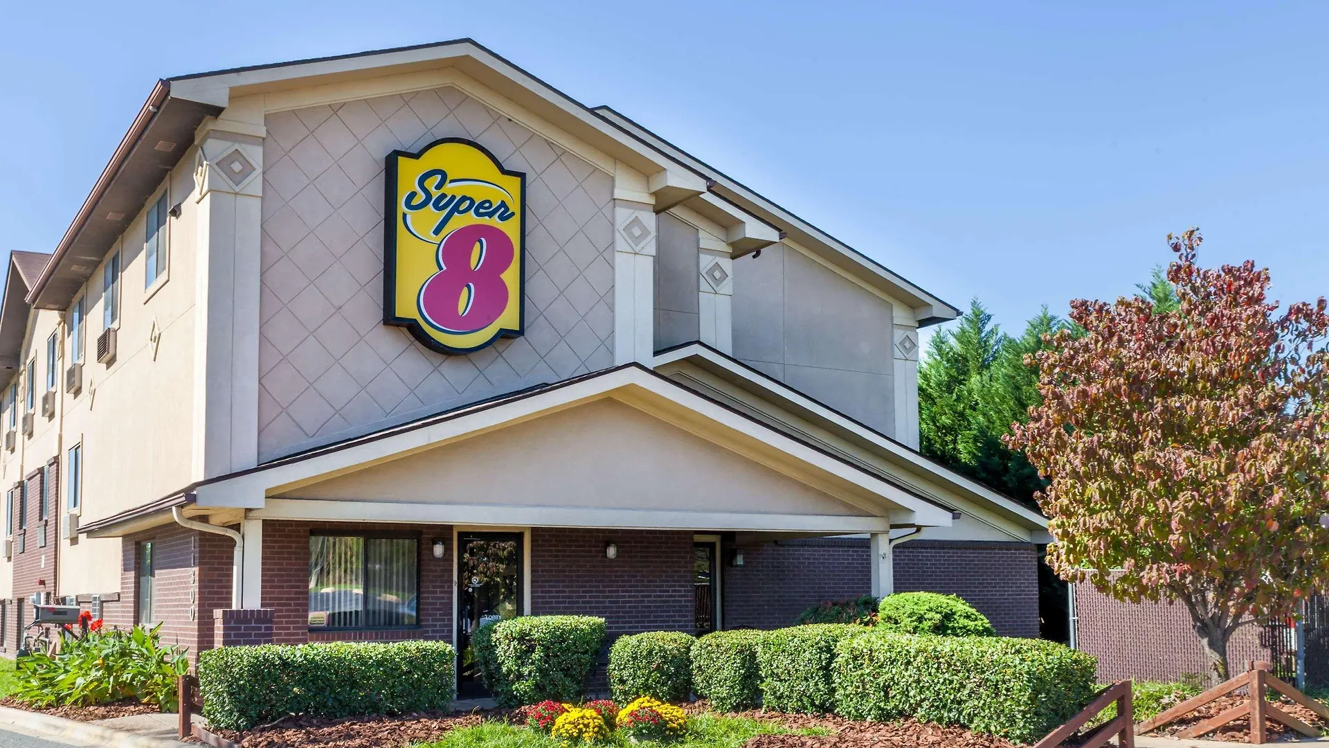 Super 8 By Wyndham Charlotte/Amusement Park Area Hotell