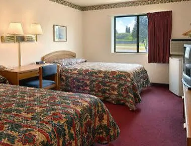 Super 8 By Wyndham Charlotte/Amusement Park Area Hotell