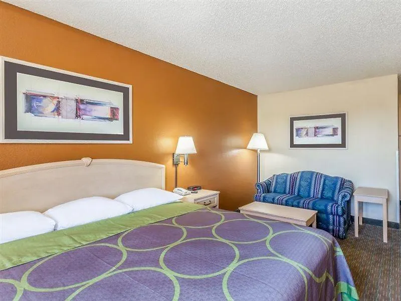 Super 8 By Wyndham Charlotte/Amusement Park Area Hotel