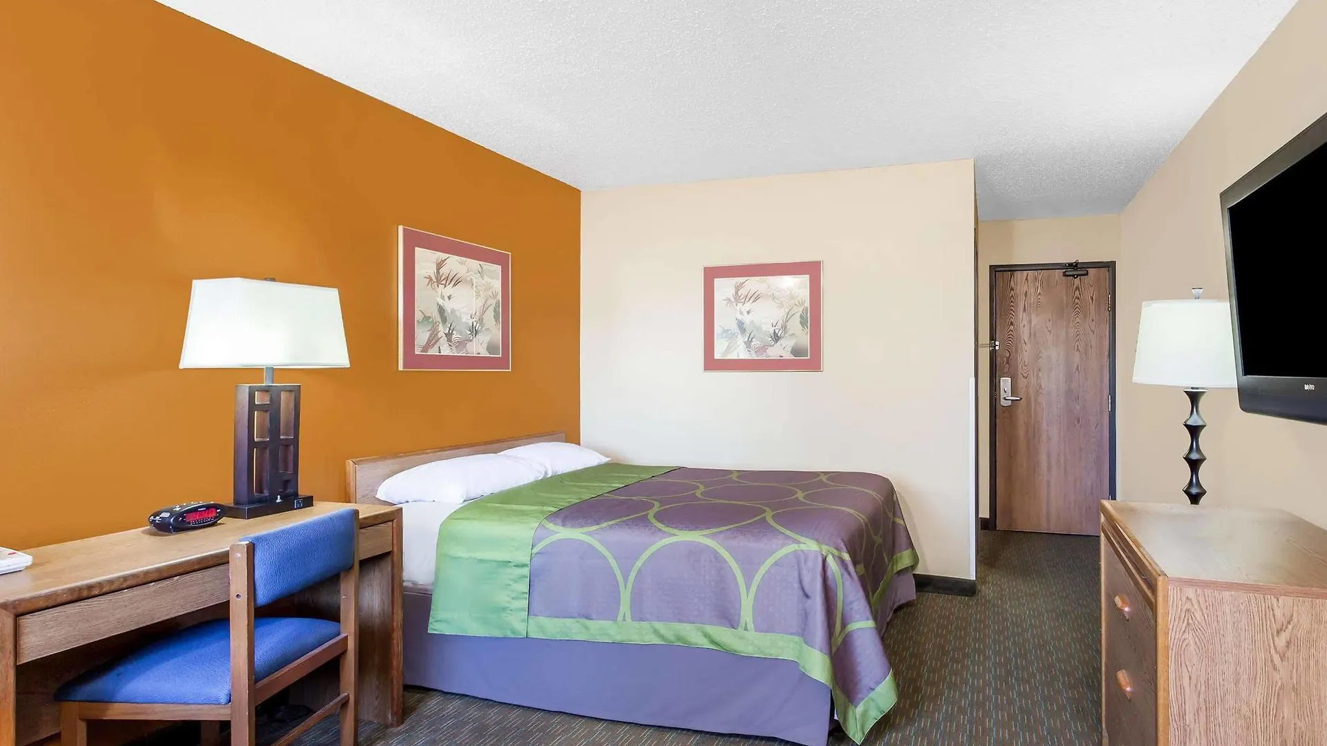 Super 8 By Wyndham Charlotte/Amusement Park Area Hotel